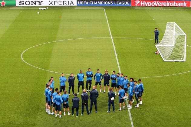 Trainer Zinedine Zidane (Mi.,Real Madrid) - Champions League Viertelfinale Saison 2015-2016 Abschlusstraining und Pressekonferenz Real Madrid in der Volkswagen Arena in Wolfsburg - Deutschland, Fussball, Mann,Männer,05.04.2016