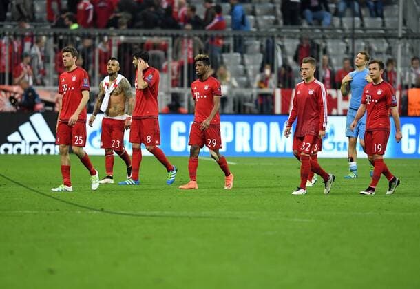 FUSSBALL CHAMPIONS LEAGUE SAISON 2015 2016 VIERTELFINALE HINSPIEL FC Bayern Muenchen - Benfica Lissabon 05.04.2016 Thomas Mueller, Arturo Vidal, Javi Martinez Javier, Kingsley Coman, Joshua Kimmich, Mario Goetze und Torwart Manuel Neuer (v.l., alle FC Bayern Muenchen) verlassen trotz siegreichem Spiel enttaeuscht den Platz 