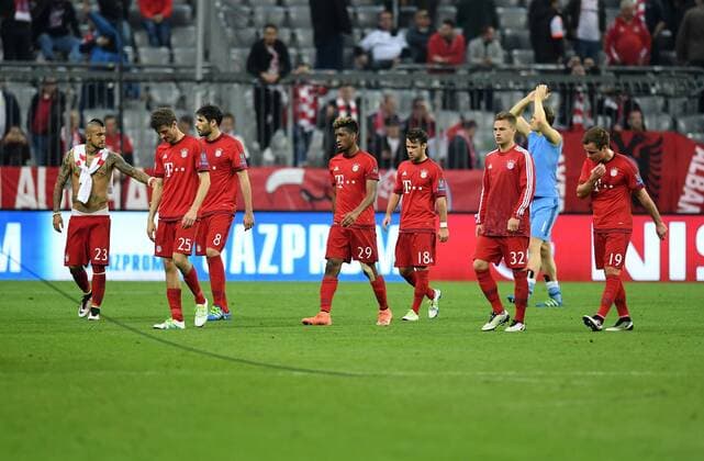 FUSSBALL CHAMPIONS LEAGUE SAISON 2015 2016 VIERTELFINALE HINSPIEL FC Bayern Muenchen - Benfica Lissabon 05.04.2016 Arturo Vidal, Thomas Mueller, Javi Martinez Javier, Kingsley Coman, Juan Bernat, Joshua Kimmich, Torwart Manuel Neuer und Mario Goetze (v.l., alle FC Bayern Muenchen) verlassen trotz siegreichem Spiel enttaeuscht den Platz 