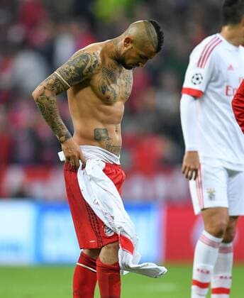 FUSSBALL CHAMPIONS LEAGUE SAISON 2015 2016 VIERTELFINALE HINSPIEL FC Bayern Muenchen - Benfica Lissabon 05.04.2016 Arturo Vidal (FC Bayern Muenchen) rueckt nach dem Abpfiff noch schnell einiges zurecht 