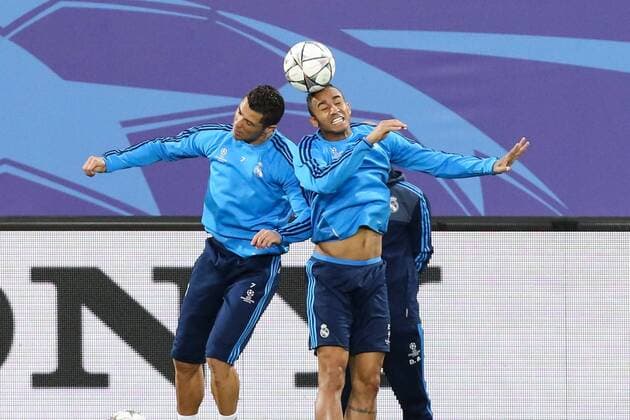 Cristiano Ronaldo gegen Danilo (Real Madrid) - Champions League Viertelfinale Saison 2015-2016 Abschlusstraining und Pressekonferenz Real Madrid in der Volkswagen Arena in Wolfsburg - Deutschland, Fussball, Mann,Männer,05.04.2016