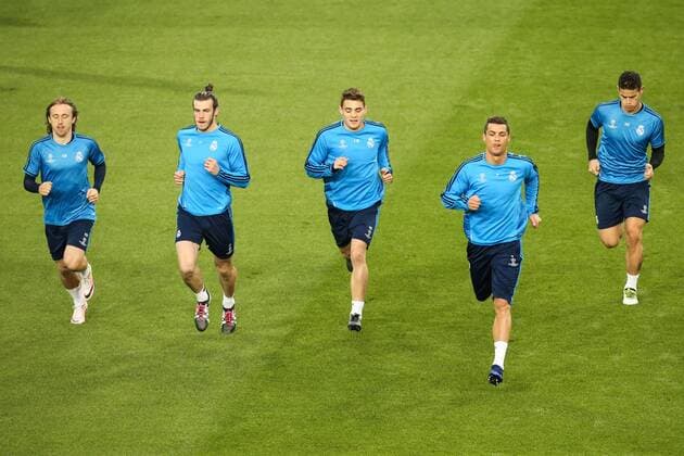 Luka Modric,Gareth Bale,Mateo Kovacic,Cristiano Ronaldo,James Rodriguez (v.li.,Real Madrid) - Champions League Viertelfinale Saison 2015-2016 Abschlusstraining und Pressekonferenz Real Madrid in der Volkswagen Arena in Wolfsburg - Deutschland, Fussball, Mann,Männer,05.04.2016