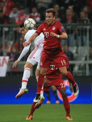 05.04.2016, CL,FC Bayern vs Benfica,Allianz Arena München, im Bild: Mario Goetze (FCB) vs Raul Jimenez (Benfica)