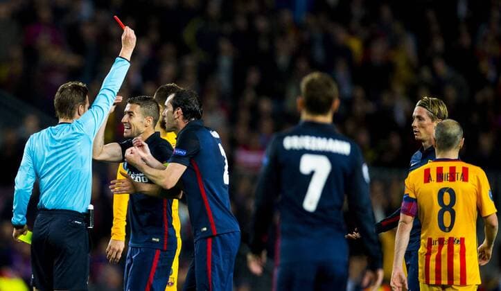 05.04.2016, xslx, Fussball UEFA Champions League, FC Barcelona Barca - Atletico Madrid, emspor, v.l. Fernando Torres (Atletico de Madrid) (R) bekommt die rote Karte von Schiedsrichter Felix Brych