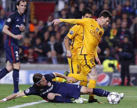05.04.2016 Nou Camp, Barcelona, Spain. Uefa Champions League Quarter-finals 1st leg. FC Barcelona Barca against Atletico de Madrid. Leo Messi tackled by Filipi Luis xJomax  ActionPlus11725313