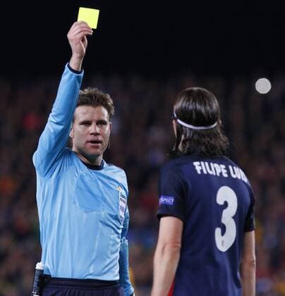 Bilder des Tages - SPORT 05.04.2016 Nou Camp, Barcelona, Spain. Uefa Champions League Quarter-finals 1st leg. FC Barcelona Barca against Atletico de Madrid. Felix Brych schow Yellow card for Filipi Luis xJomax  ActionPlus11725315