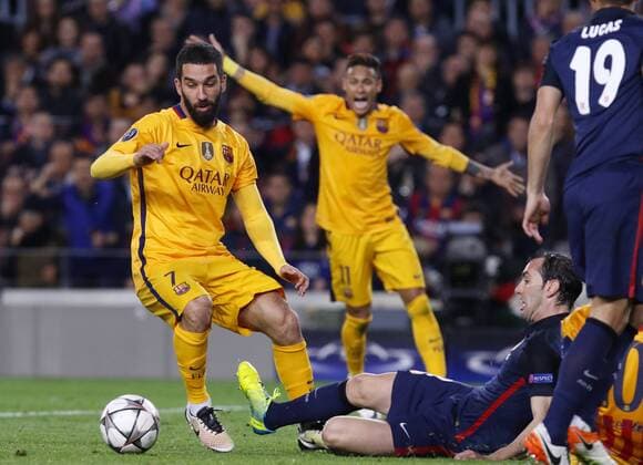 05.04.2016 Nou Camp, Barcelona, Spain. Uefa Champions League Quarter-finals 1st leg. FC Barcelona Barca against Atletico de Madrid. Arda Turan turns away from the tackle xJomax  ActionPlus11725319
