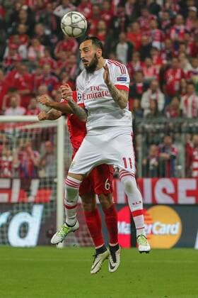 Dienstag 05.04.2016, CL, UEFA Champions League, Saison 2015 2016, Viertelfinale, Hinspiel in Muenchen, FC Bayern Muenchen - Benfica Lissabon, Kopfballduell zwischen Konstantinos Mitroglou ( 11, Lissabon) re. und Thiago ( 6, Bayern Muenchen) DeFodi501