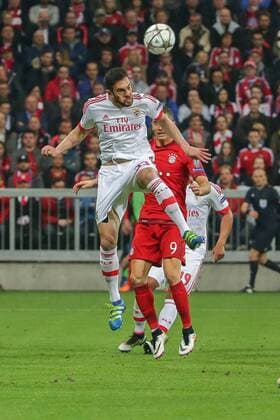 Dienstag 05.04.2016, CL, UEFA Champions League, Saison 2015 2016, Viertelfinale, Hinspiel in Muenchen, FC Bayern Muenchen - Benfica Lissabon, Jardel ( 33, Lissabon) klaert vor Robert Lewandowski ( 9, Bayern Muenchen) v.l. DeFodi501
