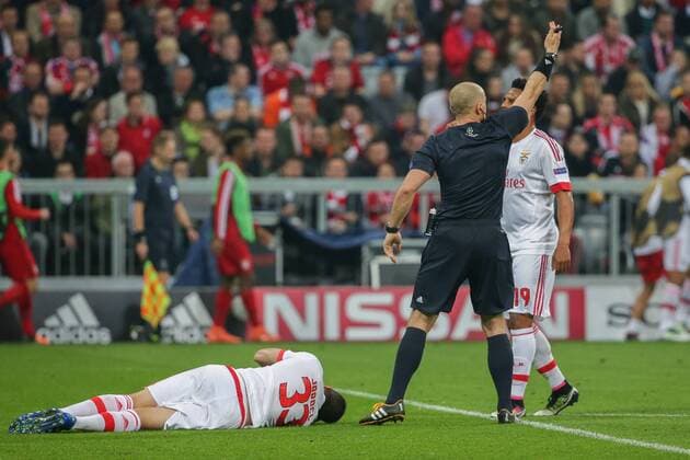 Dienstag 05.04.2016, CL, UEFA Champions League, Saison 2015 2016, Viertelfinale, Hinspiel in Muenchen, FC Bayern Muenchen - Benfica Lissabon,Jardel ( 33, Lissabon) verletzt am Boden. Schiedsrichter Szymon Marciniak v.l. winkt die Betreuer auf den Platz DeFodi501