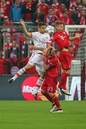 Dienstag 05.04.2016, CL, UEFA Champions League, Saison 2015 2016, Viertelfinale, Hinspiel in Muenchen, FC Bayern Muenchen - Benfica Lissabon, Jonas ( 17, Lissabon) gegen Arturo Vidal ( 23, Bayern Muenchen) und Joshua Kimmich ( 32, Bayern Muenchen) v.l. DeFodi501