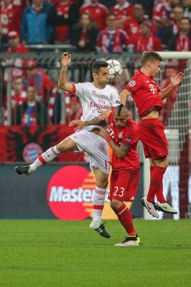 Dienstag 05.04.2016, CL, UEFA Champions League, Saison 2015 2016, Viertelfinale, Hinspiel in Muenchen, FC Bayern Muenchen - Benfica Lissabon, Jonas ( 17, Lissabon) gegen Arturo Vidal ( 23, Bayern Muenchen) und Joshua Kimmich ( 32, Bayern Muenchen) v.l. DeFodi501