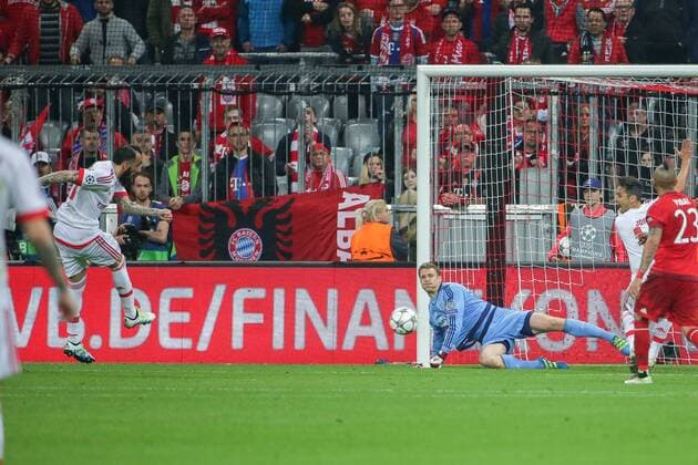 Dienstag 05.04.2016, CL, UEFA Champions League, Saison 2015 2016, Viertelfinale, Hinspiel in Muenchen, FC Bayern Muenchen - Benfica Lissabon, Konstantinos Mitroglou ( 11, Lissabon) li. scheitert an Torhueter Manuel Neuer ( 1, Bayern Muenchen) DeFodi501