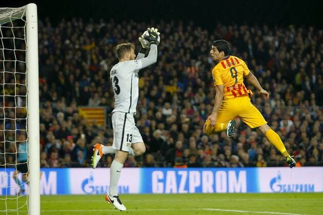 FC Barcelona Barca Uruguayan forward Luis Suarez (R) attempts a goal before Atletico de Madrid goalkeeper Jan Oblak (L) with team mate Neymar da Silva during a Champions league quarter final first leg match held at Camp Nou stadium in Barcelona, Catalonia, Spain, 5 April 2016. FC BARCELONA VS ATLETICO DE MADRID !ACHTUNG: NUR REDAKTIONELLE NUTZUNG!  BCN040 20160405-635954955657870249