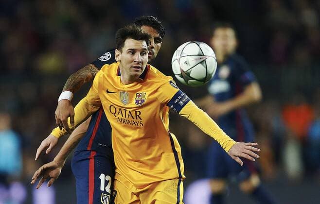 FC Barcelona Barca Argentinian forward Leo Messi (front) and Atletico de Madrid Argentinian midfielder Augusto fight for the ball with during a Champions league quarter final first leg match held at Camp Nou stadium in Barcelona, Catalonia, Spain, 5 April 2016. . FC BARCELONA VS ATLETICO DE MADRID !ACHTUNG: NUR REDAKTIONELLE NUTZUNG!  BCN041 20160405-635954956899786249
