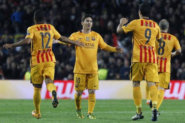 FC Barcelona Barca Argentinian forward Leo Messi (C) congratulates team mate Luis Suarez on his goals during a Champions league quarter final first leg match held at Camp Nou stadium in Barcelona, Catalonia, Spain, 5 April 2016. FC BARCELONA VS ATLETICO DE MADRID !ACHTUNG: NUR REDAKTIONELLE NUTZUNG!  BCN047 20160405-635954960811174249