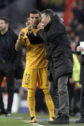 FC Barcelona Barca s coach Luis Enrique Martinez (r) with his player Rafinha Alcantara during Champions League 2015 2016 match. April 5,2016.  (2016040541)
