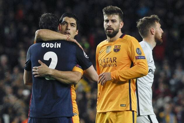 FC Barcelona Barca Uruguayan forward Luis Suarez (C) hugs his copatriot Atletico de Madrid defense Diego Godin (L) next to FC Barcelona Gerard Pique (R) during a Champions league quarter final first leg match held at Camp Nou stadium in Barcelona, Catalonia, Spain, 5 April 2016. FC BARCELONA VS ATLETICO DE MADRID !ACHTUNG: NUR REDAKTIONELLE NUTZUNG!  BCN049 20160405-635954961545622249