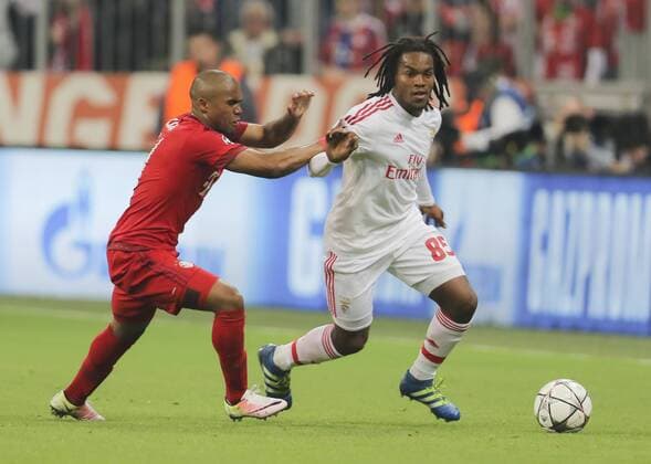 Douglas COSTA, FCB 11 Zweikampf , Aktion um den Ball gegen Renato SANCHES, Liss 85 FC BAYERN MUENCHEN - BENFICA LISSABON 1-0 Quarterfinal, Football UEFA Champions League, Munich, 05.04.2016 CL Saison 2015 2016
