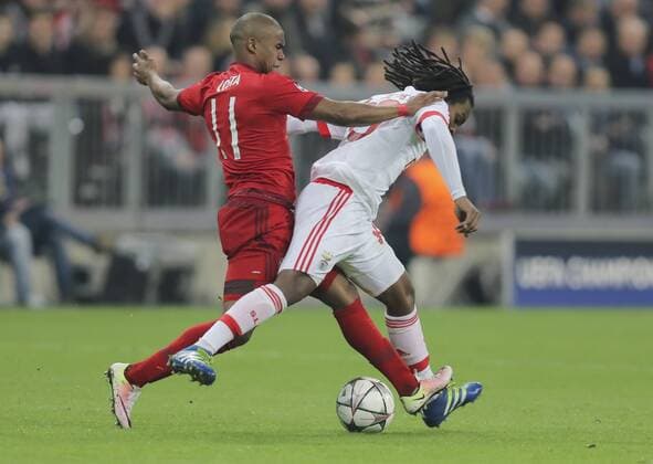 Douglas COSTA, FCB 11 Zweikampf , Aktion um den Ball gegen Renato SANCHES, Liss 85 FC BAYERN MUENCHEN - BENFICA LISSABON 1-0 Quarterfinal, Football UEFA Champions League, Munich, 05.04.2016 CL Saison 2015 2016