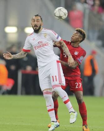 David ALABA, FCB 27 Zweikampf , Aktion um den Ball gegen Kostas MITROGLOU, Liss 11 FC BAYERN MUENCHEN - BENFICA LISSABON 1-0 Quarterfinal, Football UEFA Champions League, Munich, 05.04.2016 CL Saison 2015 2016