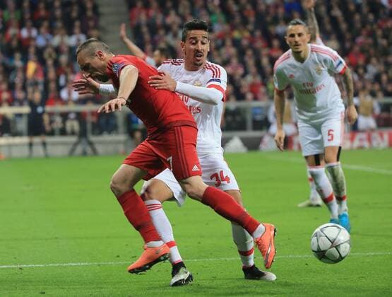 05.04.2016, CL,FC Bayern vs Benfica,Allianz Arena München, im Bild: Franck Ribery (FCB) vorbei an Andre Almeida (Benfica)