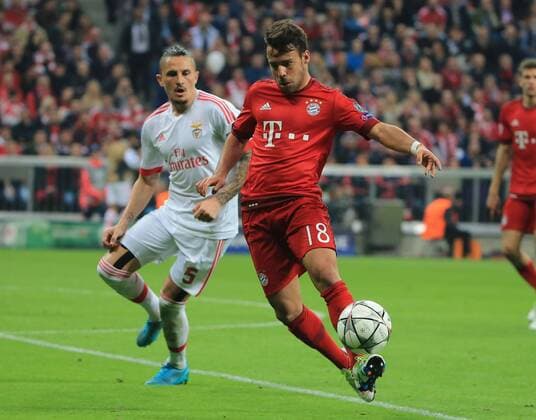 05.04.2016, CL,FC Bayern vs Benfica,Allianz Arena München, im Bild: Juan Bernat (FCB) vs Ljubomir Fejsa (Benfica)