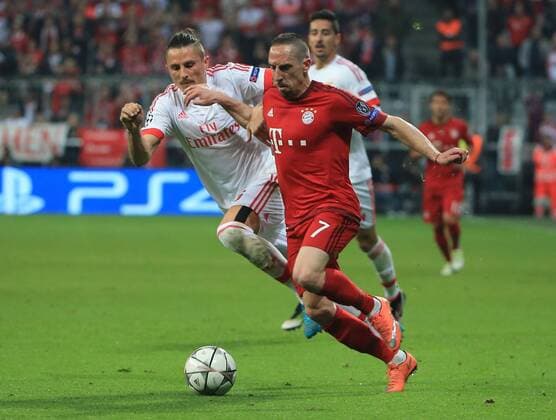 05.04.2016, CL,FC Bayern vs Benfica,Allianz Arena München, im Bild: Ljubomir Fejsa (Benfica) vs Franck Ribery (FCB)