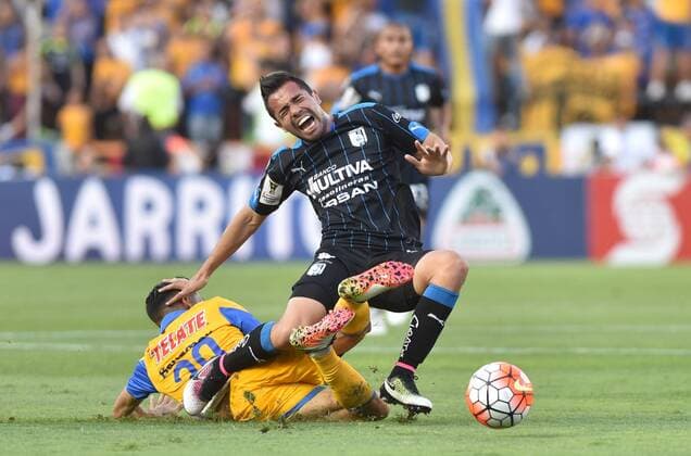Mexico s Tigres player Javier Aquino (L) and Gallos Blancos Geroge Corral (R) fight for the ball during a Liga de Campeones Concacaf semifinal second leg match held at Estadio Universitario in Monterrey, Mexico, 5 April 2016. TIGRES VS GALLOS BLANCOS !ACHTUNG: NUR REDAKTIONELLE NUTZUNG!  MTR002 20160406-635955068251949474