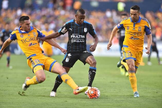Mexico s Tigres players Jorge Torres (L) and Junior Anselmo fight for the ball with Gallos Blancos Yerson Candelo (C) during a Liga de Campeones Concacaf semifinal second leg match held at Estadio Universitario in Monterrey, Mexico, 5 April 2016. TIGRES VS GALLOS BLANCOS !ACHTUNG: NUR REDAKTIONELLE NUTZUNG!  MTR003 20160406-635955072044153474