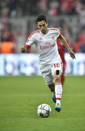 Nicolas Gaitan Benfica Lissabon am Ball FC Bayern München FCB vs Benfica Lissabon UEFA Champions-League CL Viertelfinale Hinspiel Saison 2015 2016 München Allianz Arena 05.04.2016 FC Bayern München FCB vs Benfica Lissabon