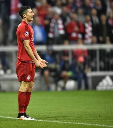 Robert Lewandowski FC Bayern München sauer enttäuscht über vergebene Torchance ruft schreit Gestik, Geste fordert Ball FC Bayern München FCB vs Benfica Lissabon UEFA Champions-League CL Viertelfinale Hinspiel Saison 2015 2016 München Allianz Arena 05.04.2016 FC Bayern München FCB vs Benfica Lissabon