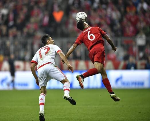 Kopfballduell, Zweikampf, Aktion Thiago Alcantara FC Bayern München (rechts) gegen Jonas Benfica Lissabon FC Bayern München FCB vs Benfica Lissabon UEFA Champions-League CL Viertelfinale Hinspiel Saison 2015 2016 München Allianz Arena 05.04.2016 FC Bayern München FCB vs Benfica Lissabon