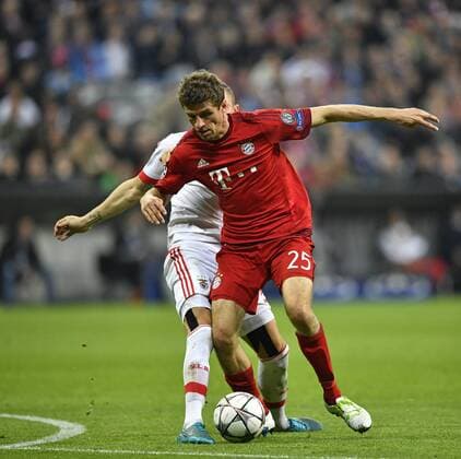 Thomas Müller FC Bayern München im Zweikampf, Aktion am Ball FC Bayern München FCB vs Benfica Lissabon UEFA Champions-League CL Viertelfinale Hinspiel Saison 2015 2016 München Allianz Arena 05.04.2016 FC Bayern München FCB vs Benfica Lissabon