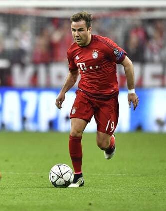Mario Götze FC Bayern München am Ball FC Bayern München FCB vs Benfica Lissabon UEFA Champions-League CL Viertelfinale Hinspiel Saison 2015 2016 München Allianz Arena 05.04.2016 FC Bayern München FCB vs Benfica Lissabon