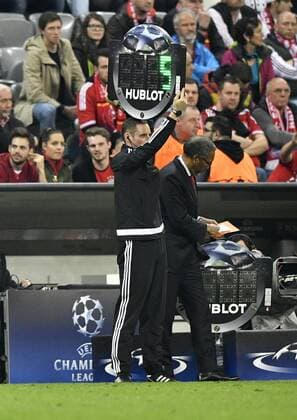 Nachspielzeit 5 Minuten wird angezeigt durch vierter Offizieller Schiedsrichter Referee Radoslaw Siejka (POL) FC Bayern München FCB vs Benfica Lissabon UEFA Champions-League CL Viertelfinale Hinspiel Saison 2015 2016 München Allianz Arena 05.04.2016 FC Bayern München FCB vs Benfica Lissabon