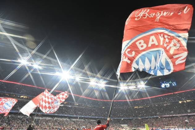 Flaggen Fahnen Fahne Flagge Fanhenschwenker stimmungsvoll vor dem Spiel Sterneffekt Flutlicht Arena FC Bayern München FCB vs Benfica Lissabon UEFA Champions-League CL Viertelfinale Hinspiel Saison 2015 2016 München Allianz Arena 05.04.2016 FC Bayern München FCB vs Benfica Lissabon