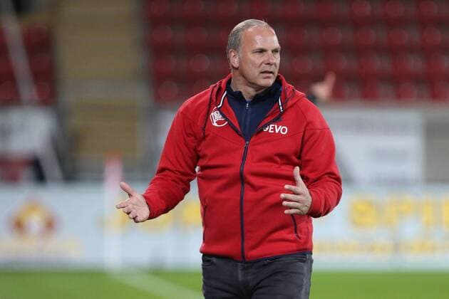 Offenbach am Main Trainer Oliver Reck (Offenbach) verzweifelt an der Aussenlinie Copyright: Roskaritzx Eibner-Pressefoto EP_rrz