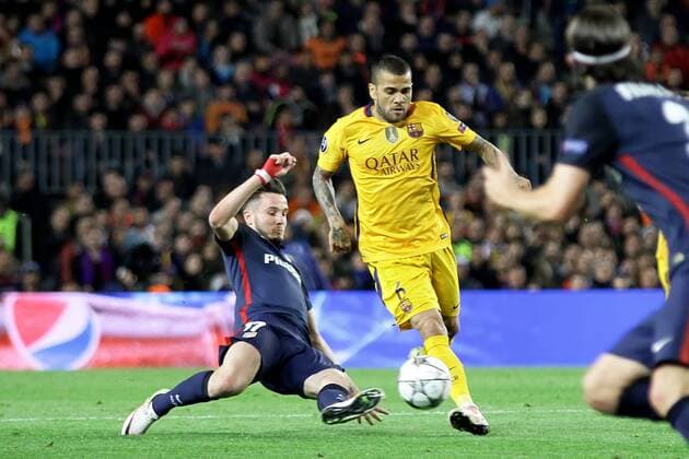 05.04.2016 Nou Camp, Barcelona, Spain. Uefa Champions League Quarter-finals 1st leg. FC Barcelona Barca against Atletico de Madrid. Alves in action challenged by Saul xAngelxBoludax  ActionPlus11725365
