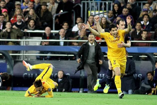 05.04.2016 Nou Camp, Barcelona, Spain. Uefa Champions League Quarter-finals 1st leg. FC Barcelona Barca against Atletico de Madrid. Suarez is held as he breaks through xAngelxBoludax  ActionPlus11725373
