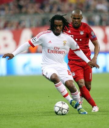 München Fußball Champions League Bayern München vs. Benfica Lissabon, v.l. Renato Sanches (Benfica), Douglas Costa (Bayern)