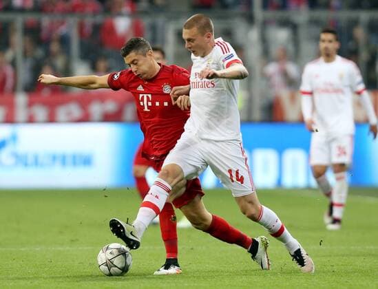 München Fußball Champions League Bayern München vs. Benfica Lissabon, v.l. Robert Lewandowski (Bayern), Victor Lindelöf (Benfica)
