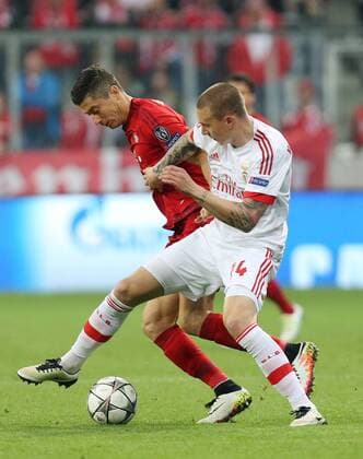 München Fußball Champions League Bayern München vs. Benfica Lissabon, v.l. Robert Lewandowski (Bayern), Victor Lindelöf (Benfica)