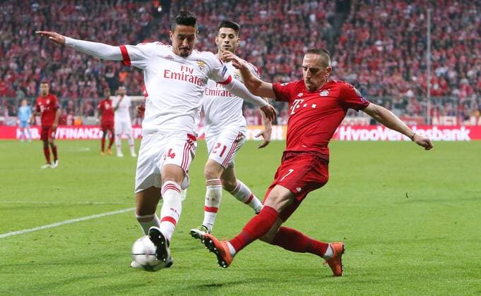 München Fußball Champions League Bayern München vs. Benfica Lissabon, v.l. Andre Almeida (Benfica), Pizzi (Benfica), Franck Ribery (Bayern)