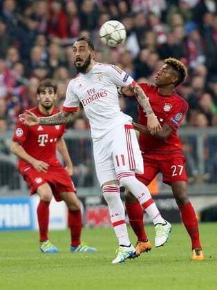 München Fußball Champions League Bayern München vs. Benfica Lissabon, vorne v.l. Kostas Mitroglou (Benfica), David Alaba (Bayern)