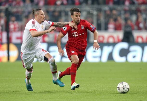 München Fußball Champions League Bayern München vs. Benfica Lissabon, v.l. Ljubomir Fejsa (Benfica), Juan Bernat (Bayern)