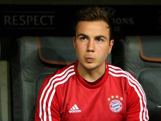 München Fußball Champions League Bayern München vs. Benfica Lissabon, Mario Götze (Bayern) auf der Ersatzbank