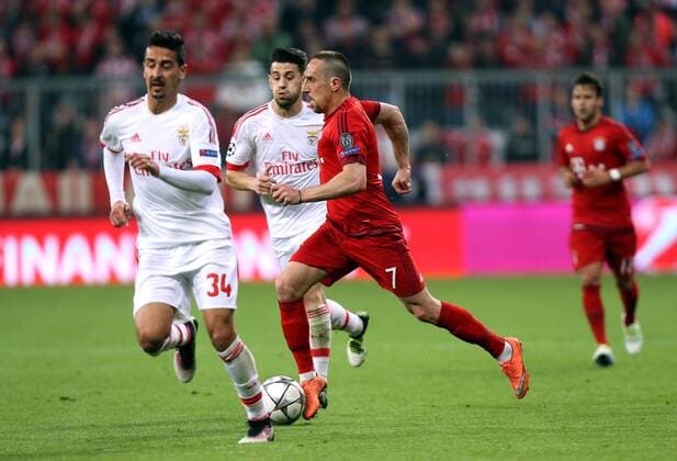 München Fußball Champions League Bayern München vs. Benfica Lissabon, v.l. Andre Almeida (Benfica), Pizzi (Benfica), Franck Ribery (Bayern)