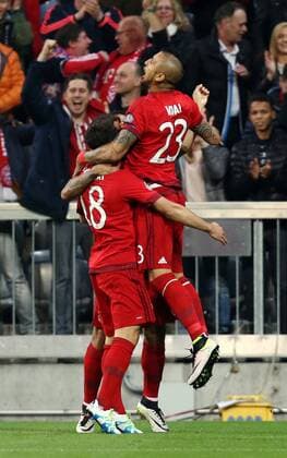 München Fußball Champions League Bayern München vs. Benfica Lissabon, Torschütze Arturo Vidal (Bayern,rechts) jubelt über sein Tor zum 1:0 mit Juan Bernat (Bayern, links)