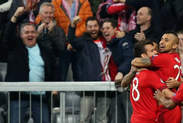 München Fußball Champions League Bayern München vs. Benfica Lissabon, Feature Torschütze Arturo Vidal (Bayern,rechts) jubelt über sein Tor zum 1:0 mit Juan Bernat (Bayern, links). Auch die Fans freuen sich sichtlich über den Treffer.